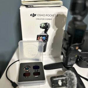 DJI Osmo Pocket 3 Creator Combo - Black and Silver
